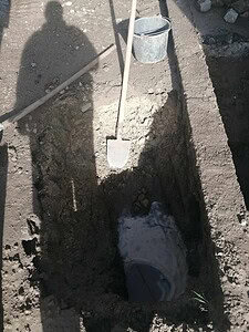 Водоводна цев одушевљено постављање у терену.