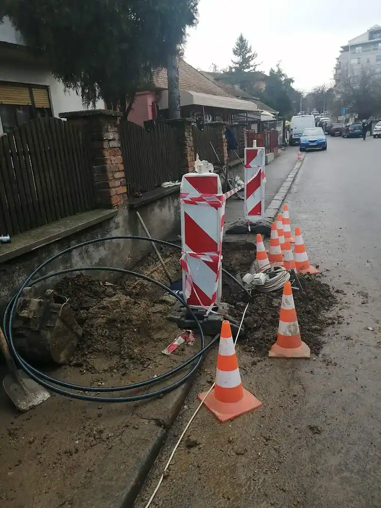 Ремонт водовода и канализације у Гроцкој у улици, са ознаком за радове.