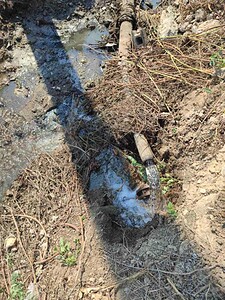 Neispravna kanalizaciona cev uz vodovodnu mrežu u Grockoj.